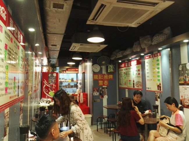 店内はこんな感じですぅ🎵<br /><br /><br /><br /><br /><br />昨夜のお店と同様に奥に細長い構造のお店✨<br /><br /><br /><br /><br />開店して程なくの時間帯だったんで、わりと空いてました😃✌<br /><br /><br /><br /><br /><br /><br /><br /><br />こちらでも飽きもせずに「海老ワンタン麺」をオーダー🙋<br /><br /><br /><br />