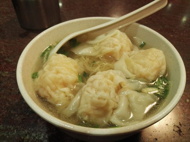 ドンッ❗<br /><br /><br /><br /><br /><br />やって来ました「海老ワンタン麺」✨<br /><br /><br /><br /><br /><br />こちらのお店のは麺の上にワンタンが乗っかってるパターンでした❗<br /><br /><br /><br /><br /><br />まずはスープをヂュルヂュル……あっさりして寝起きには丁度いい感じぃ🎵<br /><br /><br /><br /><br />お次に麺をチュルチュルチュル……こちらも弾力のある麺でなかなか噛みちぎれないタイプですぅ……😅<br /><br /><br /><br /><br />続いては海老ワンタンをハムハム……プリプリのハフハフでオイチイ💕💕💕<br /><br /><br /><br /><br /><br /><br /><br /><br />こちらのお店も人気店だけあって、結構美味しいワンタン麺を作られてます❗<br /><br /><br /><br /><br /><br />