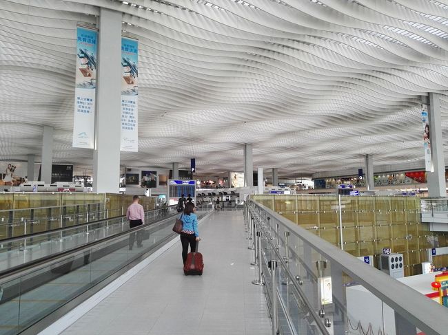 尖沙咀から空港バス🚌に揺られて小1時間……香港国際空港に到着ですぅ🎵<br /><br /><br /><br /><br /><br /><br />広々しててとっても綺麗な空港ですぅ😃✌<br /><br /><br /><br /><br /><br /><br /><br /><br />香港エキスプレス航空のカウンターも空いてて、すんなりチェックイン出来たんで……<br /><br /><br />空港内でも散策しましょうかね……🚶🚶🚶<br /><br /><br /><br /><br />