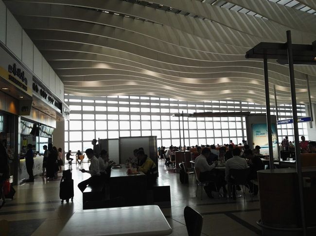 ハイ❗<br /><br /><br /><br /><br />こちらは空港内にあるフードコートですぅ🎵<br /><br /><br /><br /><br /><br /><br />成田到着が19:00予定なんで、とりあえず何かお腹に入れておこうとやって参りました✨<br /><br /><br /><br /><br /><br />