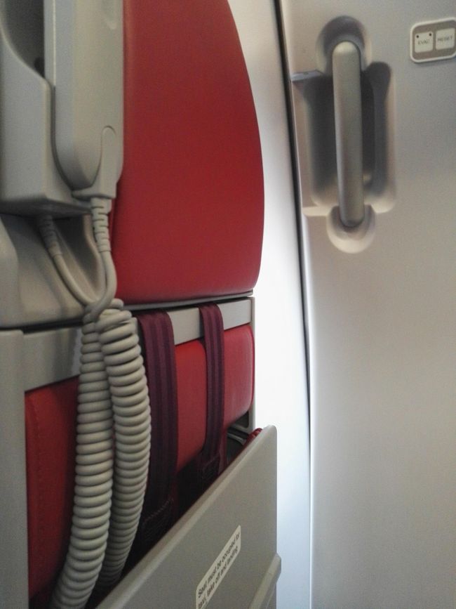 帰りの座席も非常口の前の席にしてみました✨<br /><br /><br /><br /><br /><br />窓側の1席分空いた所には離発着時にCAさんが座る席になってました❗<br /><br /><br /><br /><br />離発着時……結構近い位置で斜め正面でCAさんと向かい合う……😓<br /><br /><br /><br /><br /><br /><br />うん❗<br /><br /><br />あたしの方がイケてる❗<br /><br /><br /><br /><br /><br /><br /><br /><br /><br /><br />そんな感じで……定刻通り無事成田空港へ降り立ちましたぁ😃✌<br /><br /><br /><br /><br /><br /><br /><br /><br /><br />今回はあたしには珍しく2泊3日という弾丸旅行でしたが……結構楽しめるものですわ✨<br /><br /><br /><br />あれもこれもって欲張ると疲れちゃうけど……あたしのようにノホホンと気が向くままチロチロと動き回る分には全然アリな弾丸香港❗<br /><br /><br /><br /><br /><br /><br />航空券のお安さに負けて目的もなく訪れた香港でしたが、美味しいものを食べたり……街の雰囲気を楽しんだりするのなら再訪しちゃうかもですぅ😃✌<br /><br /><br /><br /><br /><br /><br /><br /><br /><br />以上で、「片道100円で香港へ…オキャマ一人旅🎵」は終わりますぅ🎵<br /><br /><br /><br />最後までお読みくださいましてありがとうございました……_(..)_<br /><br /><br /><br /><br />終わり💝<br /><br /><br /><br />