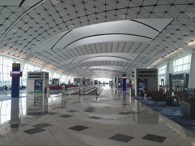 ヒィ～ヒィ～フゥ～……<br /><br /><br />ヒィ～ヒィ～フゥ～……<br /><br /><br />ラマーズ法を駆使して出発ゲートまでエッチラオッチラ向かう臨月オキャマ……🚶🚶🚶💦💦💦<br /><br /><br /><br /><br /><br /><br /><br />空港デカ過ぎやありません❓<br /><br /><br />空港内のトラムを乗り継いで……延々歩いてゲートに向かいますぅ……😵💨<br /><br /><br /><br /><br /><br /><br /><br /><br /><br />香港国際空港は成田空港と比較しちゃダメですわ……😓<br /><br /><br />空港自体がデカ過ぎるんで、チェックインしてから搭乗口まで20～30分は見ておいた方が良いかもです❗<br /><br /><br />途中トラムを乗り継いで行くなんて思ってもいませんでしたわ……😵💨<br /><br /><br /><br /><br /><br />