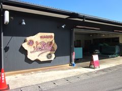 お昼は楽しみにしていた鮮魚店のランチを頂くことにします。
「平野鮮魚店」、店内に大きな生け簀が有る魚屋です。

直ぐ横の駐車場は満車の為、第二駐車場に入れますその場所がちょっと判りづらいので注意？。