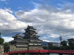 夕飯まで時間があったのでレンタカーで松本城に伺いました。
小さいですがとても綺麗なお城です。
