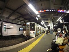 乗り継げた安堵感からか、車内では爆睡。
19時4分。定刻に松本へ到着。

「まつもとぉ～、まつもとぉ～」
いつもの放送に出迎えられて松本到着です。

は？確か、小淵沢を25分遅延で出発したのに定刻着とはこれいかに？
夢でも見ているのか？

あとで時刻表を見返してみると、推測ですが謎が解けました。

この1547Mは、途中、茅野で12分、下諏訪で7分、塩尻で4分と合計23分もの小休止をしながら進みます。各駅の停車時間を絞って、回復運転をすれば、25分の遅れは取り戻せるって訳ですね。