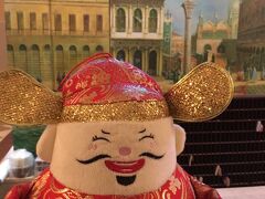 自分たちがどこにいるのか全然わかりませんが、とりあえずホテル着。
高いホテル連れていかれるのでは…と思いましたが、ロビーはきれいで１部屋6000円とのこと。よかった！感謝！
ほっとしてロビーにいた中国感満載の人形をパシャリ
