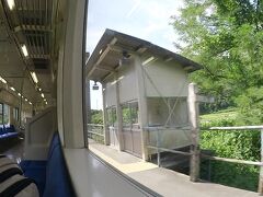 次の駅は、信濃川島。
簡素な待合室がひとつだけのさびしい駅です。
ここで、小さな男の子を連れた若夫婦が乗って来ました。地元の方でしょうか。車世代が鉄道を利用する姿を見ると嬉しくなります。