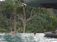 スパでリラックスしたら、楽しみにしてたプールへ。
スパから出て　すぐ　プールへ出られます。