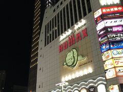 本日の宿はアパホテル新宿歌舞伎町タワー
左側の細い建物です。アパの中では宿泊料は高め