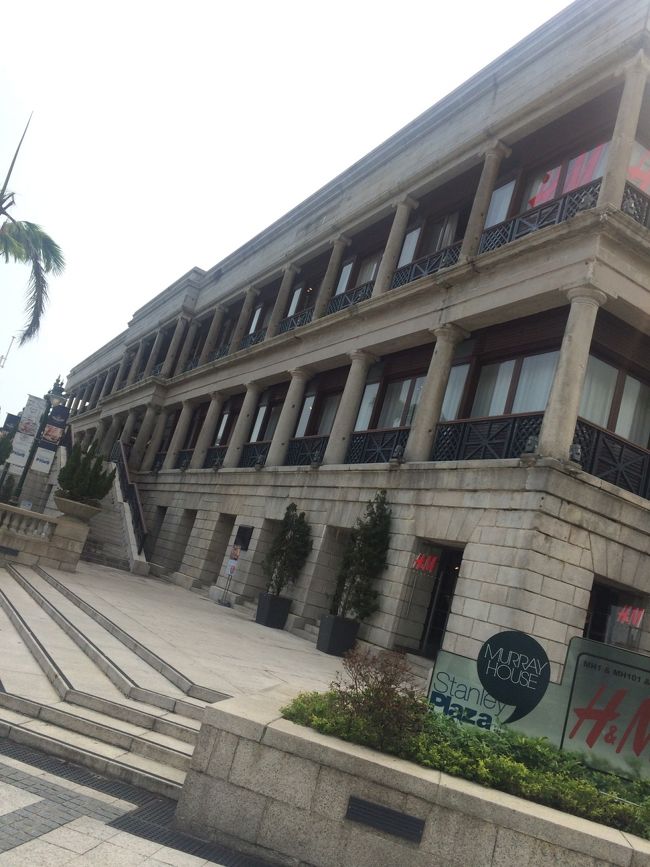 スタンレーの見どころの一つ。<br />マレーハウス。香港に残っている西洋建築の中で最も古いとされている一つ。老朽化で一度取り壊された時に全て使っていた資材を残して再建したという記事をみていたのでじっくり観察。<br />150年越えの歴史あり。