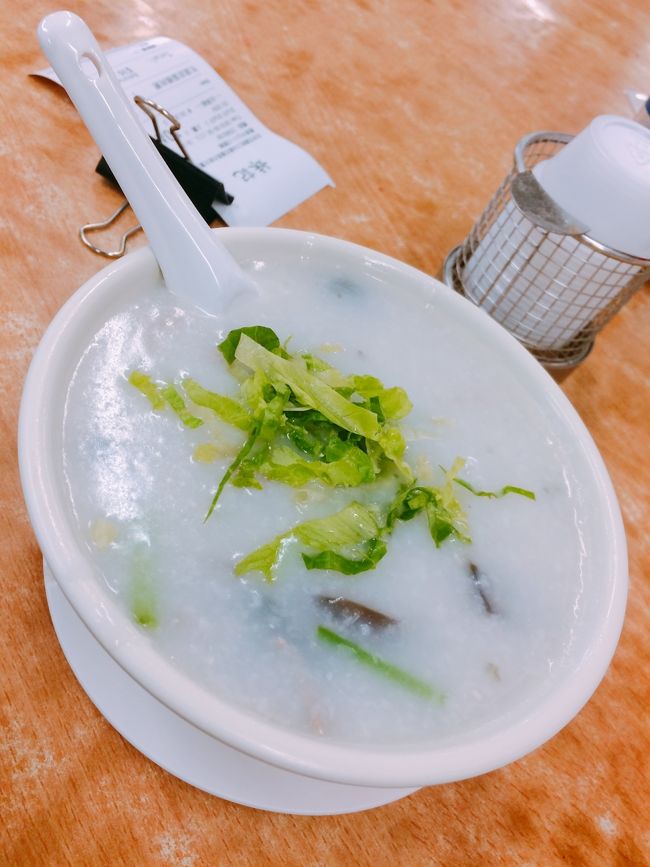 ビルの三階にあったお店。妹記生○粥品。<br />ローカル感満載！<br />日本語メニューがあったので、好きな具材がはいってるものを選んだ。<br />上にちょこんと乗ったレタスがまた新鮮で美味しいw