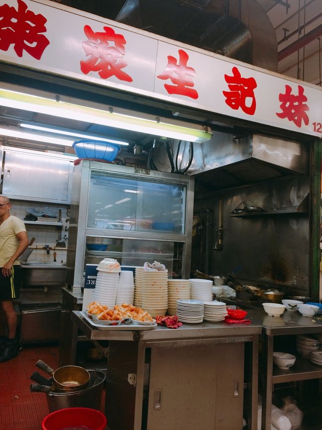 モンコック周辺に泊まってるのに全く観光できてない！<br />と、いうことで朝ご飯はモンコックでとろうと思います。<br /><br />ホテルから出ているシャトルバスで駅まで送ってもらいこちらのお店にきました。