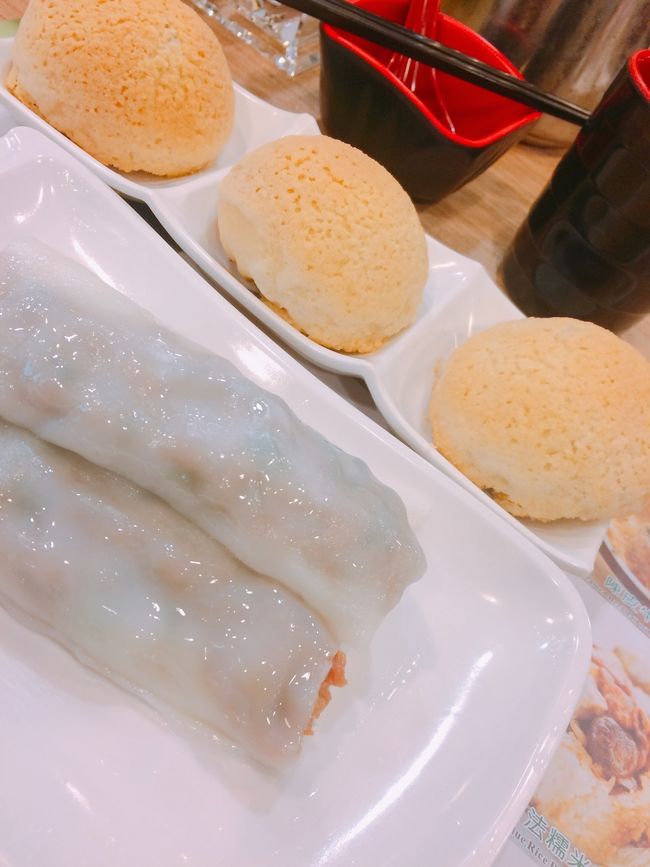 こうゆう時に1人のメリット、デメリット。<br />残念なことにお腹があまり空いてなく、<br />この２つしか食べられず。<br /><br />しかし、たまたまなのか口に合わないのか<br />チャーシューメロンパン？は、まぁまぁ。<br /><br />もう一つは水っぽくてイマイチ。<br />悲しい。<br /><br />フードコートみたいな流れ作業で少し雑な感じもあるし、次回は違う店舗で再チャレンジしてみよう！<br /><br />ちなみにこちらのお店はミシュランを貰ってない店舗のよう。<br /><br />