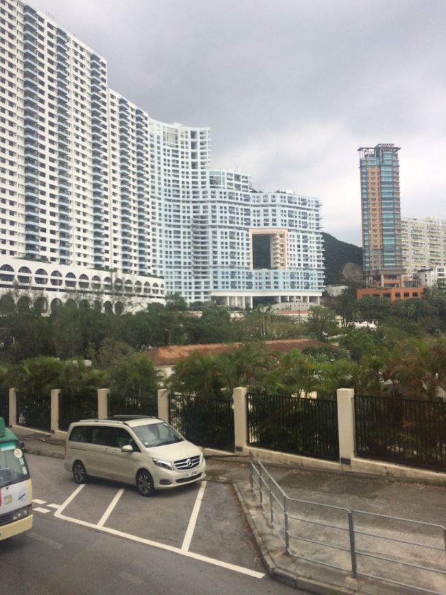 セントラルから乗ったからか、1時間弱くらいかかった。<br />場所を選べば20分くらいでいけるみたい。<br /><br />このマンション。中国ならでは！<br />風水を重んじる作りになっていて、間がすっぽり抜けております。