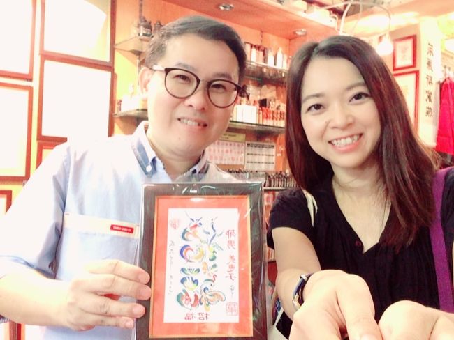 もう一つのお目当ては花文字。<br />偽物がたくさんある中でこちらのジョナサンは代々花文字師の家業を継いでいて確か三代目って言ってたかな？<br />伝統をきちんと守りつつ、柔軟に要望に応えて頂きました♡<br />なんといっても、日本語がお上手でやり取りしやすかった。<br /><br />たまに日本に出張することもあるみたい。<br />前回は高島屋銀座に行ったと教えてくれました。<br /><br />人の良さが垣間見えるジョナサン。<br />また会いたくなるような人柄の方でした。