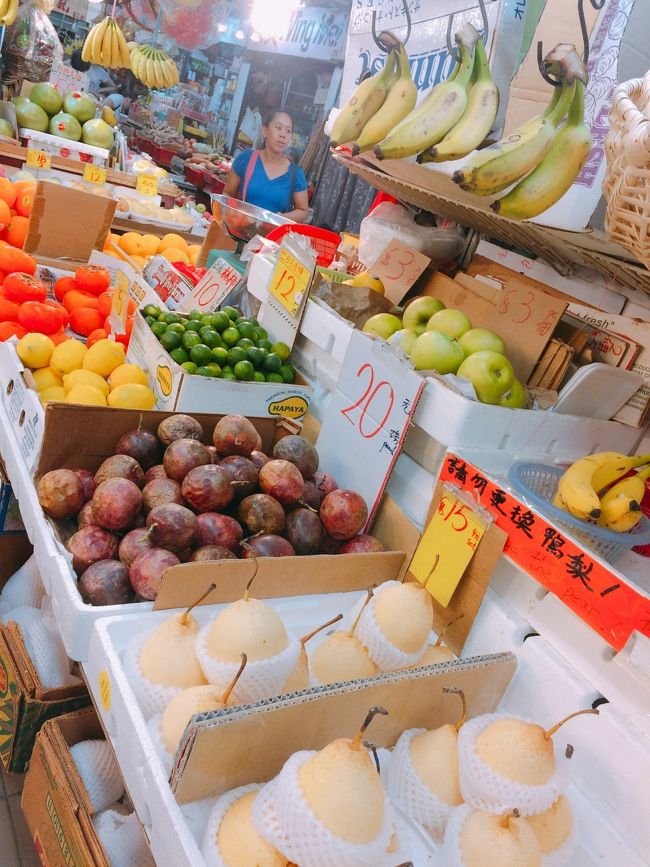 お粥やさんの下は野菜やさんがたくさん！<br />野菜が青々しててどれもとっても美味しそう！<br />上のお店は間違いなくこちらで野菜を仕入れているんでしょう。