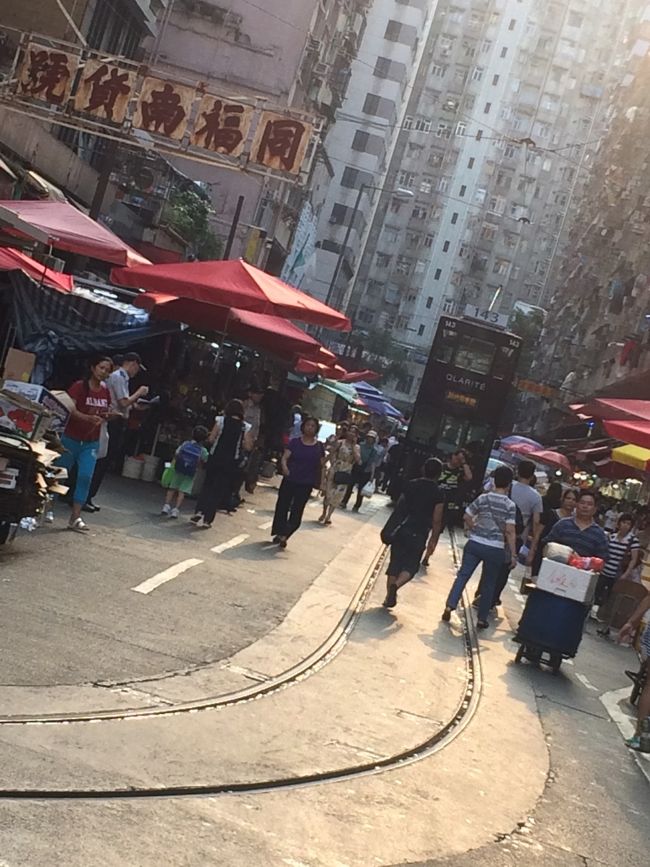 線路を挟んで広がる市場はとってもいい味出してる。<br /><br />トラムの終着点でもあり、たまにトラムが通ります。<br /><br />遠くでトラムが見えたのでしばらく待ったけど、まぁ来ない！笑<br /><br />なぜかというと、車が停まってたり線路に商品がはみ出してたり、、、<br />すごい光景でしたw<br /><br />この通路に限っては歩いた方が早そう。。<br /><br />と、せっかち的な考え方は置いといて、<br />そんな光景を見ながら次回は乗車する側になるのも楽しそう。