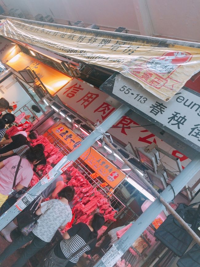 春○街の市場のお肉屋さん。<br /><br />どうやらこうゆう生々しいのは苦手なんだと知る。<br /><br />これ以上は近づけません。