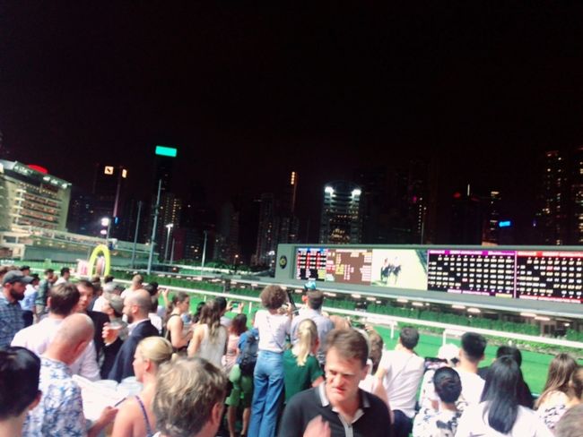 平日水曜夜なのにこの人の多さ！<br /><br />フードやドリンクの屋台のようなものもあったり、飲みながら競馬を楽しめる。