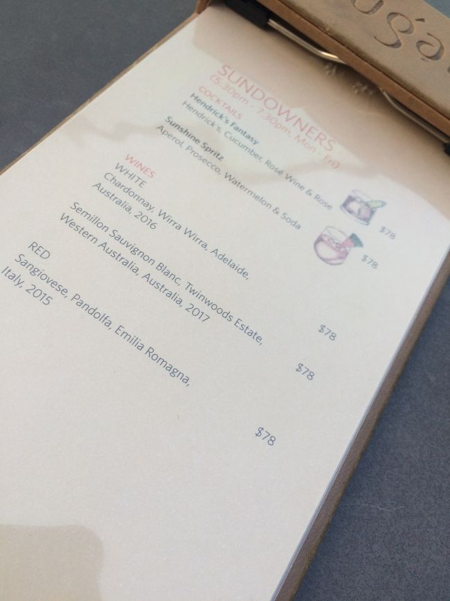 ハッピーアワーは確か17～19時まで。<br />18時前に入ったらまだガラガラだった。<br />さすが平日。<br /><br />とっても風が気持ちいい！真夏だと暑いだろうし、最高の季節に来れたと思う！