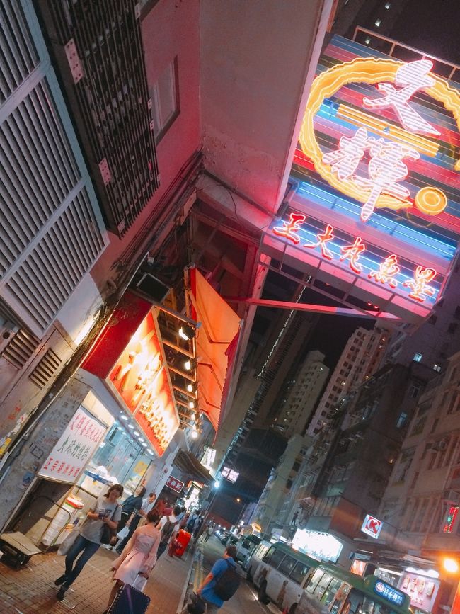 帰りは歩いてコーズウェイベイ駅へ向かいます。<br />夜ご飯はこちらの文輝墨魚丸大王へ。<br />何と読むのかさっぱり分からずですが、インパクト大のネーミング笑<br /><br />と香港在住の人がブログでおススメしていたお店へ行ってみた。<br /><br />間違いなく地元の人しかいない！