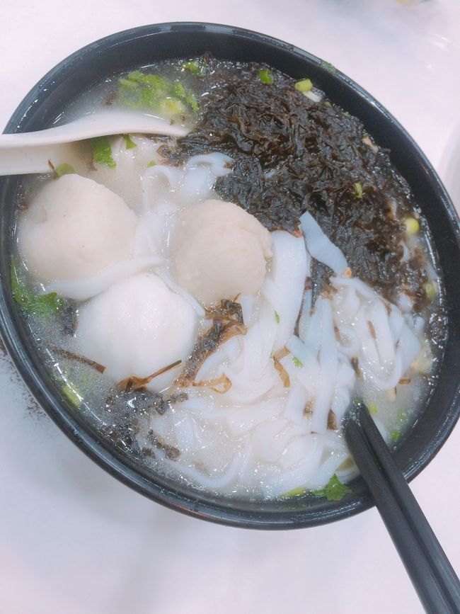 食べたのはおすすめって書いてあったやつ！<br />塩と魚醤ベースのあっさりした優しさに溢れたスープと平打ちのライスヌードル。<br />魚のつみれと生のりが入ってました。<br />安心して食べられる味付けです。<br /><br />前に座っていたカップルが卓上に置いてあった調味料をレンゲにたっぷりいれて食べていたので真似して舐めてみた。<br />いやいや、とんでもない激辛ですよ。<br />むせました。<br /><br />優しい味を覆すほどの量を入れて食べていたのが衝撃ww<br /><br />少しずつ味を変えながら食べられるのは魅力かも。<br /><br />デザートにまたしてもマンゴースムージーを買って本日も無事終了。<br /><br />３日目も濃厚盛りだくさんで満喫しました。<br /><br />最終日も楽しみます♪