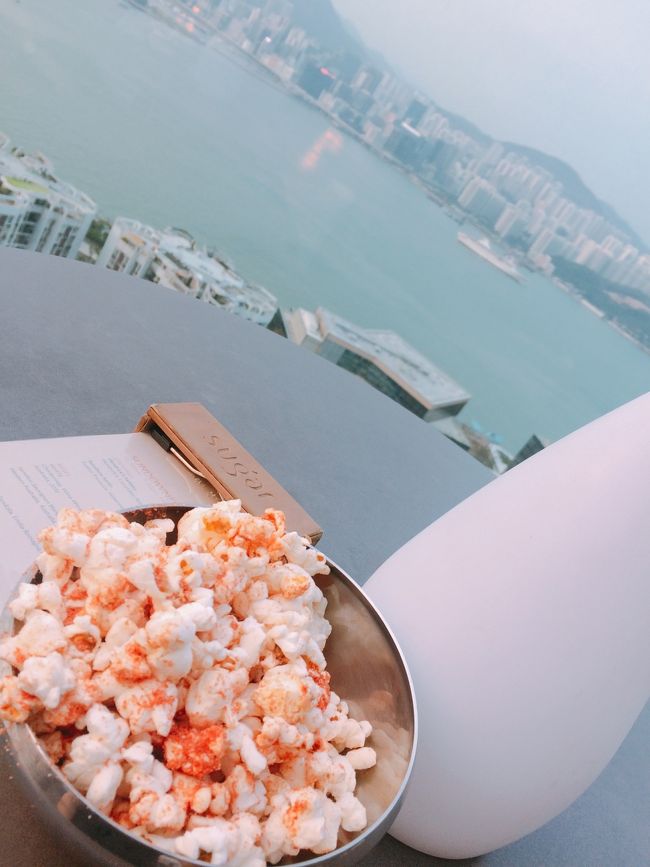 モンスターマンションとは反対口に、イーストホテルがあります。<br /><br />お次はこちらのホテルにある32階のルーフトップbarへ。<br />ハッピーアワーでお得に一杯♪<br />ポップコーンはサービスだけど、勢いよく食べてたらお代わりくれました笑<br /><br />あれは、何味だったのか、、<br />とにかくお酒に合う美味しい味付けでしたw