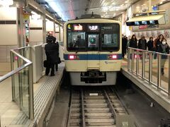 小田急の新宿駅地上ホーム
最近減ってきた8000系ですね。（1982年～）

https://youtu.be/RftJGb2_MeM