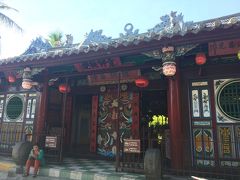関羽は中華の世界では商売の神様。
だから華僑の行くところ必ず関公廟は建てられます。
正門の扉絵はなかなかのものです。