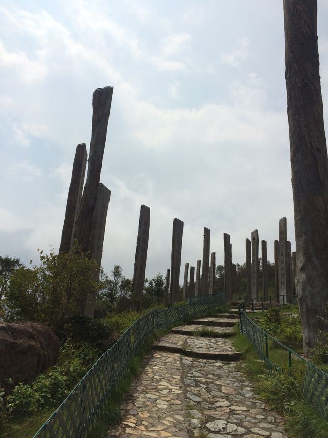 こちらは山の上に空に向かって伸びる38本の木の柱。それぞれの柱には般若心経が書かれており、数字の8の字の形、無限を意味する“∞”インフィニティの形状に並んでいます。<br />