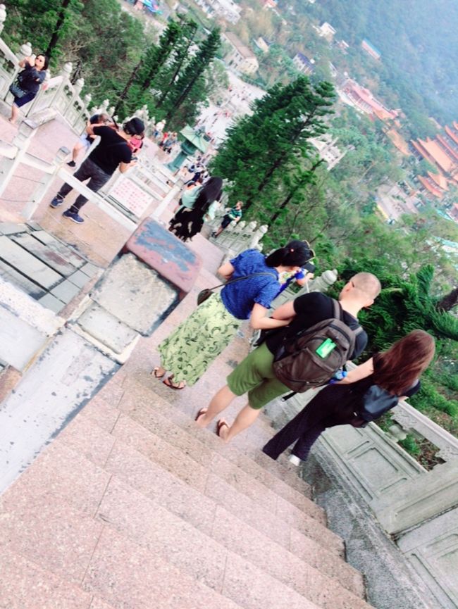 階段の先は圧巻の景色が広がっています。<br /><br />見下ろしてみて改めて急な階段を上がってきたことを感じる