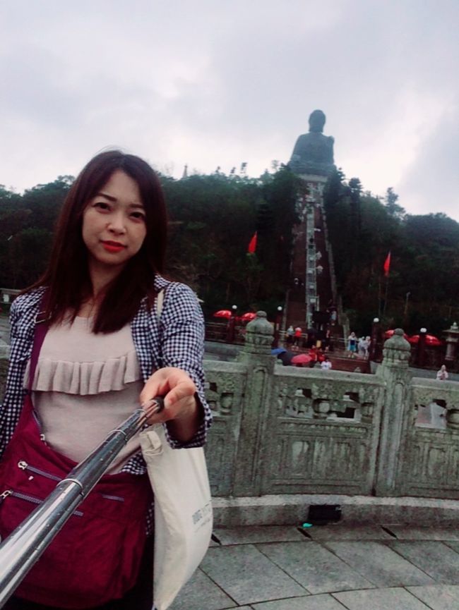 さらに階段を登った先に鎮座している天壇大佛。<br />屋外の大仏で世界最大だそう。<br /><br />この階段268段あるようです。<br />これから気合いを入れて登ります！