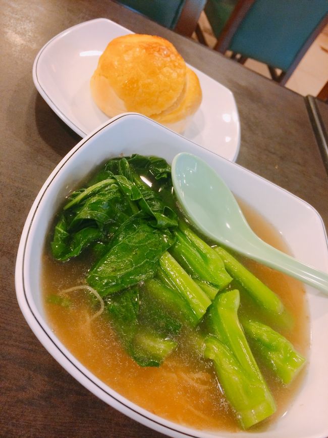 お腹が空いたのでこちらでお昼ご飯をいただきます。<br />我ながらすごい組み合わせ。<br />パイナップルパンとワンタン麺