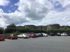 Conwyの町からひとっ走りして、遠目に見るBeaumaris 城。見晴らしの塔などはなく、砦だけの未完状態なのが分かります。