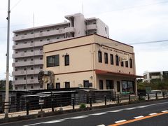 14時30分、Hawaiian Pancakes House Panilaniへ。

駐車場はこの建物の道路挟んで向かい側にある。
この時間でも、座席はほぼ満席。

オススメは、ナッツナッツパンケーキ（アイストッピング）とステーキベーコンパンケーキ（目玉焼きトッピング）だって。