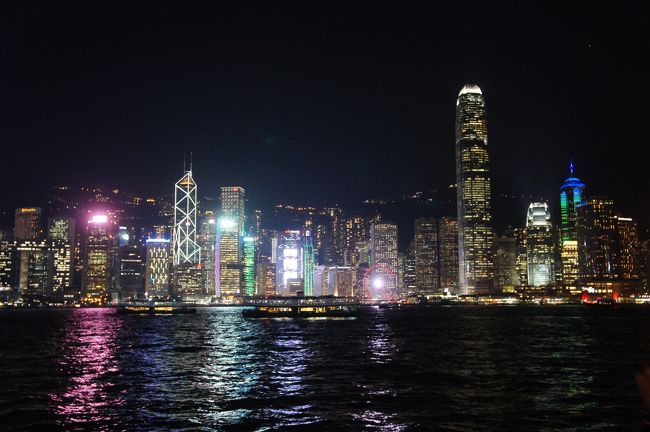 香港島の夜景を鑑賞。とてもきれいだった。今まで見たどの夜景よりも美しく感動した。<br /><br />