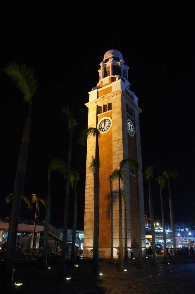 香港版スイカのオクトパスを購入して、地下鉄で尖沙咀へ移動。<br /><br /><br />そこから徒歩で海の方へ。西洋風の時計塔があった。