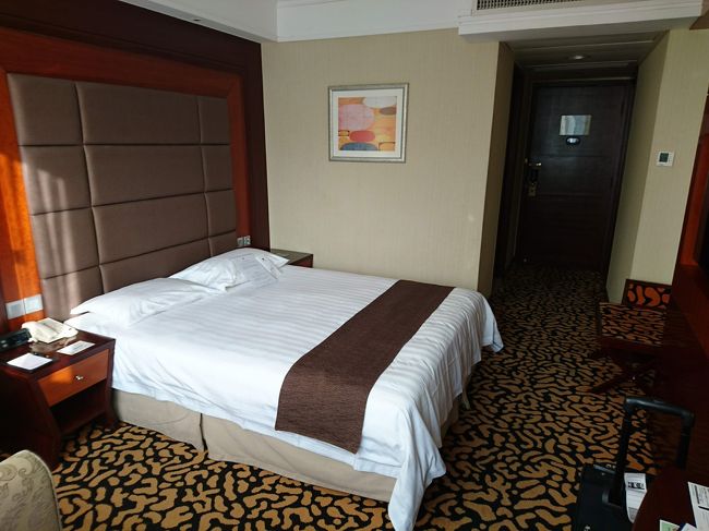 JTBで予約をした際、ホテルまでの送迎のオプションをつけていたので、空港からバスで移動した。ホテルは旺角のメトロパークホテルカオルーン。きれいなホテルだった。<br /><br />少し休んだ後、フロントで１万円を香港ドルに両替。町中の両替屋の方がレートはいいが、安全面を考えてホテルでの両替にした。<br /><br />