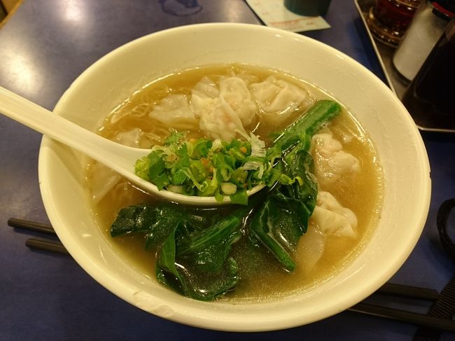 夜景観賞後は尖沙咀で夕食。ワンタン麺を食べた。33ドル。<br /><br />パクチーの風味が効いていて、スープはあっさり。麺は細麺だった。上品な感じの味で美味しかった。