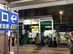 羽田空港からモノレール、山手線で移動し、東京駅から
成田行きのバスに乗って成田空港へ。
予約していなかったけれど 問題なくすぐに乗れてラッキー。