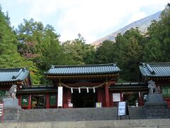 男体山は信仰の山。そしてその入口は二荒山神社中宮祠となっている。
快晴とは行かないが、まあまあ晴れ間も見えている。