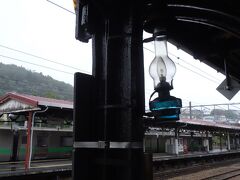 小樽駅に到着しました。ランプの色ガラスがきれいです。