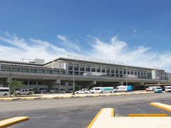 ロスカボス空港があるのは、荒野のど真ん中。着陸するときから、メキシカンな風景が広がっていました。初めてのメキシコなのですが、到着してびっくり。かなり新しくてきれいな空港でした。どうも、最近ターミナルが新しくなったようです。

入国審査は一瞬。「メキシコは初めて？」だけでした。

しかし、荷物を引き取って出ようとすると。麻薬犬？を引き連れた人二人に引き留められ、荷物を開けるように言われました。で、言われた通りに荷物を開けると、「はい、OK。エンジョイ、メキシコ」とすんなりパス。よくわからないチェックでした。

でも、この麻薬犬がめちゃくちゃかわいかった。犬種には詳しくないのですが、ラブラドールみたいな白っぽい子で、リードをかみかみして遊んでいました。なんだか、ほわほわした感じでかわいかったです。

さて、ロス・カボスからラパスは約200kmの旅。主に4つの方法があるようです。金額が安い順に、
- 市内まで行き、市内から路線バスを使う（150メキシコペソくらい）
- シャトルサービス（550メキシコペソくらい）
- レンタカー（不明）
- ラパスのダイブショップやホテルに頼む（メールで聞いたら200USDくらいといわれた）
です。

金額的には、路線バスが一番リーズナブルなのですが、一度カボサンルカスの市内まで、大きなダイビング機材を引きずって、自力で出ないといけないところがめんどくさかったので、乗り合いのシャトルサービスを利用しました。

"Eco Baja Tours"という会社の乗り合いバス（というかバン）で、空港からラパス市内まで運んでくれます。ネットからの予約もできるようですが、特に必要ないようでした。乗り方は簡単。空港の外に出ると、レンタカー会社やタクシーの客引きの中に"Eco Baja Tours"というプレートを持ったおじさんやお兄さんがいるので、声をかけるだけです。すると、次の出発時間を教えてくれるので、その時間頃にまたおじさんに声をかければ大丈夫です。もし、おじさんが立っていない場合は、空港の人に聞くとよいと思います。支払いは現金のみで、メキシコペソとアメリカドルが使えます。

また、タイムスケジュールは"Eco Baja Tours"と検索すると、サイトが出てくるので、出発地と目的地を入力することで、チェックすることができます。