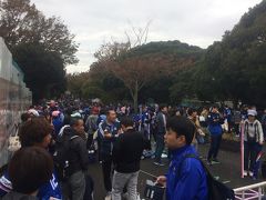 三ツ沢公園はマリノスとアントラーズのサポーターでいっぱい。