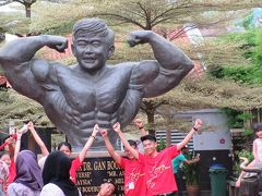 ジョーカーストリートの名物です。

「ガン ブーン レオン」Gan Boon Leong像　Dr.Gan Boon Leong Statue
「ミスター・ユニバース」「ミスター・アジア」「ミスター・マレーシア」「ミスター・マラッカ」とか呼ばれていて、マレーシアのボディビルダー界の父

