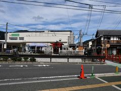 【　道の駅たけはら　】

　前夜は夕飯も食べずに寝てしまいましたが、朝、車を見ると、タイヤは泥だらけ、ワイパーには藤の小枝がはさまっていました。　むろん車体にはひっかき傷が。
　気を取り直して竹原市の町並み保存地区にやってきました。　道の駅の駐車場は道路を隔てた所にあり、店舗も普通の雑貨屋のようで分かりにくい施設です。

