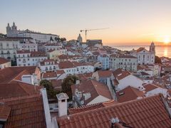 朝日は目星をつけていたポルタス・ド・ソル広場へ行ってみましょう！
日の出まであと10分ほど。先客が数名いました。

おっ昇ってきました！

モンサント以来の朝日ですね！
やっぱり朝の時間は静かで人も少なくて好きです。