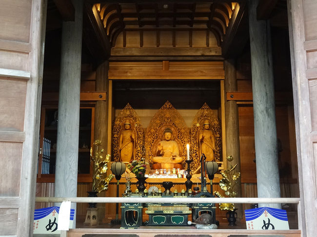 峯薬師堂の薬師如来像。金ぴかです。<br />「め」と書かれた絵馬やお守りがあります。