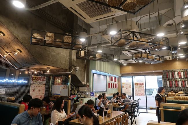 地元の人が多いだけあって、店員さんはフレンドリーで感じがいいです。私たち（私、娘、ジャクリーン）は2か月ぶりに行ったのですが、やっぱりこの組み合わせ？印象に残りやすいのか、皆さん私たちのことを覚えていてくれました。あ、日本人来た、的な（笑）。<br /><br />最初席が空いていなくて、ほかの人とのシェアのテーブルにいったん座ったのですが、すぐに4人用のテーブル席が空いて、店員さんが「こっちきてー」とそちらに通してくれました。