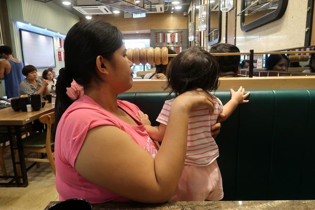 娘は椅子の背についている木のおもちゃ？に夢中です。右に動かしたり左に動かしたり…